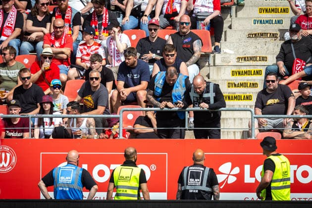 Zwickau , 030526 , Fussball Regionalliga Nordost FSV Zwickau - Rot Weiss Erfurt im Bild: Ordner suchen einen Besucher der Raphael Assibey-Mensah (Erfurt) rassistisch beleidigt haben soll