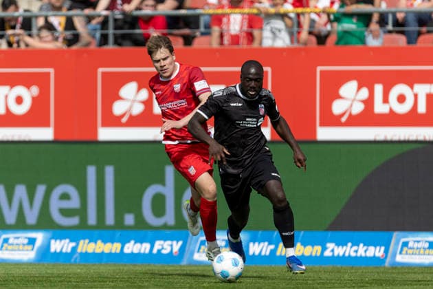 GER, Zwickau, Fußball, Regionalliga Nordost, 32. Spieltag, FSV Zwickau vs. FC Rot-Weiß Erfurt im Bild v.l.: Raphael Assibey-Mensah (FC Rot-Weiß Erfurt 07), Zweikampf 03.05.2026, GGZ Arena Zwickau DFB REGULATIONS PROHIBIT ANY USE OF PHOTOGRAPHS AS IMAGE SEQUENCES AND OR QUASI-VIDEO, Copyright: HMBxMedia PaulxFritz