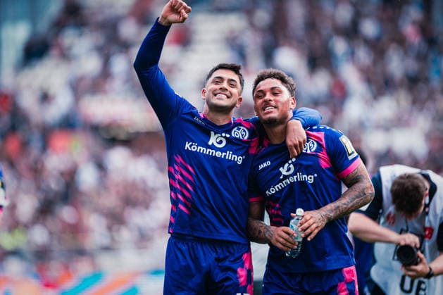 1. Bundesliga: FC St. Pauli vs. 1. FSV Mainz 05, 03.05.2026 Der 1. FSV Mainz 05 feiert den Klassenerhalt, hier Nadiem Amiri (1. FSV Mainz 05, 10) und Armindo Sieb (1. FSV Mainz 05, 11); Fußball, 1. Bundesliga, 32. Spieltag: FC St. Pauli vs. 1. FSV Mainz 05 am 03.05.2026 im Millerntor-Stadion, Hamburg DFL REGULATIONS PROHIBIT ANY USE OF PHOTOGRAPHS AS IMAGE SEQUENCES AND OR QUASI-VIDEO. Copyright: xBEAUTIFULxSPORTS Tonhäuserx