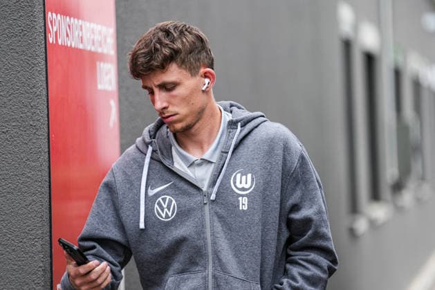 1. Bundesliga: SC Freiburg vs VfL Wolfsburg, 03.05.2026 Jesper Lindstrom (VfL Wolfsburg, 19) bei Ankunft im Europa-Park Stadion 1. Bundesliga: SC Freiburg vs VfL Wolfsburg, Europa-Park-Stadion, 03.05.2026 DFB DFL REGULATIONS PROHIBIT ANY USE OF PHOTOGRAPHS AS IMAGE SEQUENCES AND OR QUASI-VIDEO. Copyright: xBEAUTIFULxSPORTS Boscox