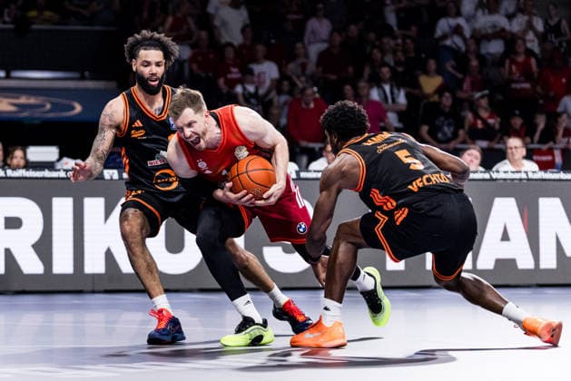 MUNICH, GERMANY - MAY 03: Andreas Andi Obst (FC Bayern Muenchen, 13) controls the ball against Tevin Brown (Rasta Vechta, 10) and TJ Bamba (Rasta Vechta, 5) during the easyCredit Basketball Bundesliga match between FC Bayern Muenchen vs. Rasta Vechta at BMW Park on matchday 32 of the easyCredit Basketball Bundesliga on May 03, 2026 in Munich, Germany. Bavaria Germany Copyright: xSteffiexWunderlx