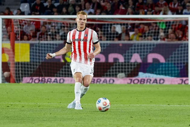 Philipp Lienhart (SC Freiburg, 03) mit einem Pass , Deutschland, Fussball, 1. Bundesliga, 32.Spieltag, 2025 2026, SC Freiburg vs. VfL Wolfsburg, 03.05.2026, Freiburg im Breisgau Europa-Park Stadion Deutschland Copyright: xGrantxHubbsx