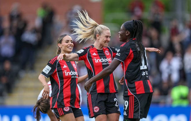 GER, Frankfurt, Eintracht Frankfurt vs FC Nürnberg, Google Pixel Bundesliga, Fussball, DFB, Spielzeit 2025 2026, Stadion am Brentanobad, 24. Spieltag im Bild: Rebecka Blomqvist (Eintracht Frankfurt Frauen 28) umarmt Torschützin Nicole Anyomi (Eintracht Frankfurt Frauen 19), Tor, Jubel und Freude, Emotionen DFB DFL REGULATIONS PROHIBIT ANY USE OF PHOTOGRAPHS AS IMAGE SEQUENCES AND OR QUASI-VIDEO, 04.05.2026 Copyright: HMBxMedia HendrikxHamelau