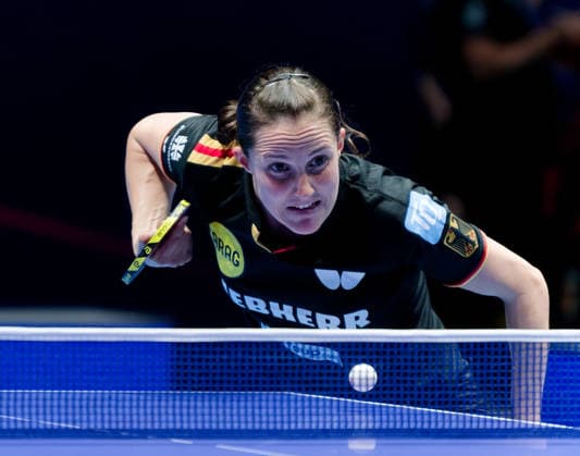 Sabine Winter, Deutschland, TSV Dachau, in der Runde der besten 32 gegen Malaysia bei den Team-Weltmeisterschaften im Tischtennis in London in der OVO Arena Wembley. Sabine Winter, Deutschland, TSV Dachau, World-Cup-Dritte und Europe-Top-16-Gewinnerin, am 4. Mai in der OVO Arena Wembley bei den Team-Weltmeisterschaften im Tischtennis in London im Endrundenspiel der Runde der besten 32 gegen Malaysia gegen Karen Lyne. London OVO Arena Wembley London England