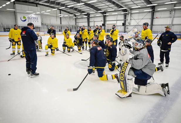ÄNGELHOLM 2026-05-05 Gathering at the tactics board during Tuesday s training with Tre Kronor in Catena Arena in Ängelholm ahead of the Beijer Hockey Games. ÄNGELHOLM SWEDEN x50090x