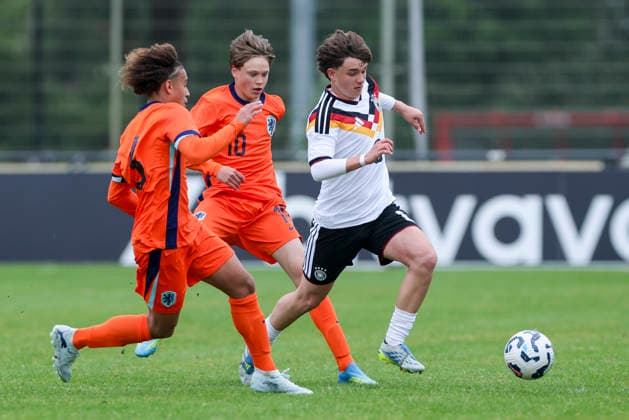 Julian van Toor (Netherlands), Milan Verhoeven (Netherlands) und Joel Liebke (Germany) kaempfen um den Ball, UEFA Under 15 friendly, Netherlands v Germany, Sportzentrum Vondersweijde am 05. May 2026 in Oldenzaal, Niederlande. (Foto von Marco Steinbrenner DeFodi Images) Julian van Toor (Netherlands), Milan Verhoeven (Netherlands) und Joel Liebke (Germany) battle for the ball, UEFA Under 15 friendly, Netherlands v Germany, Sportcentrum Vondersweijde, May 5, 2026 in Oldenzaal, Netherlands. (Photo by Marco Steinbrenner DeFodi Images) -