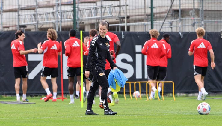 Trainerin Marie Louise Eta, dahinter die Mannschaft Fußball Fussball Training Bundesliga Herren DFL Saison 2025 2026 05.05.2026 1.FC Union Berlin FCU DFL regulations prohibit any use of photographs as image sequences and or quasi-video.