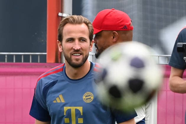 Harry KANE (Bayern Muenchen), hi:Trainer Vincent KOMPANY (Bayern Muenchen). Abschlusstraining am 05.05.2026 vor dem Fussball Champions League Halbfinale FC Bayern-Muenchen - Paris Saint Germain (PSG)