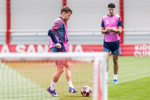 MUNICH, GERMANY - MAY 5: Joshua Kimmich (FC Bayern Muenchen, 6) controls the ball during the training session before the match between FC Bayern Muenchen vs Paris Saint-Germain at Trainingsgelaende an der Saebenerstr. on matchday -1 of the UEFA Champions League Semi Final on May 5, 2026 in Munich, Germany. Bavaria Germany Copyright: xSteffiexWunderlx
