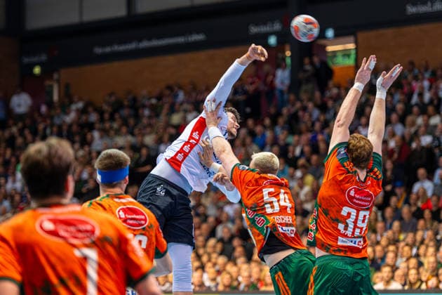 Marko Grgic (SG Flensburg-Handewitt, Nr. 17) Justus Fischer (TSV Hannover-Burgdorf, Nr. 54) (L-R), TSV Hannover-Burgdorf (orange) against SG Flensburg-Handewitt (blue) (second-leg of the quarter-finals the EHF European League 2025 2026) (05.05.2026, Swiss Life Hall (Hannover, GER), Copyright: xJanxGuentherx xTSVxHannover-Burgdorfx