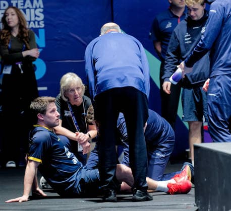 Kristian Karlsson, Schweden, verletzt sich bei der Tischtennis-WM in London beim 3:0-Sieg seiner Mannschaft gegen Ungarn. Kristian Karlsson, Schweden, gewinnt mit seiner Mannschaft am 5. Mai 2026 den Kampf um den Einzug in das Achtelfinale bei den Team-Weltmeisterschaften im Tischtennis in London in der Ovo Arena Wembley gegen Ungarn. Es wird voraussichtlich sein letztes Spiel bei dieser WM gewesen sein. Der Schwede verletzte sich gegen den Ungarn David Szantosi, die erste Vermutung lautet auf Adduktorenzerrung. London OVO Arena Wembley London England