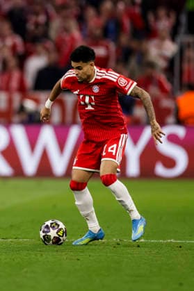 MUNICH, GERMANY - MAY 6: Luis Diaz (FC Bayern Muenchen, 14) controls the ball during the UEFA Champions League Semi-Final between FC Bayern Muenchen vs Paris Saint-Germain at Allianz Arena at Semi-Finals 2nd leg of the UEFA Champions League on May 6, 2026 in Munich, Germany. Freisteller Bavaria Germany Copyright: xSteffiexWunderlx