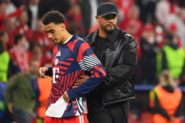 Trainer Vincent KOMPANY (Bayern Muenchen) troestet Jamal MUSIALA (Bayern Muenchen) nach Spielende, Enttaeuschung,Frust,enttaeuscht, frustriert,niedergeschlagen, Fussball Champions League,Saison 2025 26, Halbfinale FC Bayern-Muenchen - Paris Saint Germain (PSG) 1-1 am 06.05.2026 A L L I A N Z A R E N A.