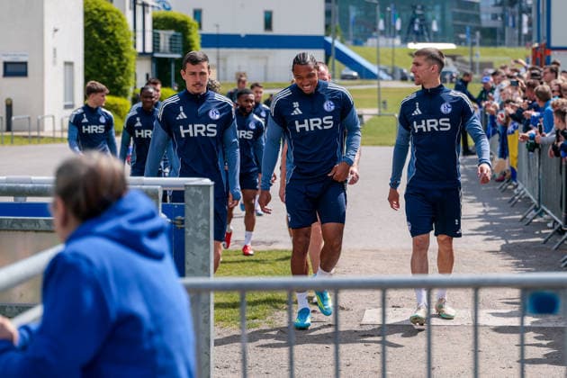07.05.2026, Fussball, Training des FC Schalke 04. Die Spieler des S04 kommen zum Training, v. l. Ron Schallenberg (FC Schalke 04), Anton Donkor (FC Schalke 04), Felipe Sanchez (FC Schalke 04). Gelsenkirchen Trainingsgelände FC Schalke 04 NRW Deutschland xRHR-FOTO YYx Copyright: RHR-FOTOx RHR-FOTO YY