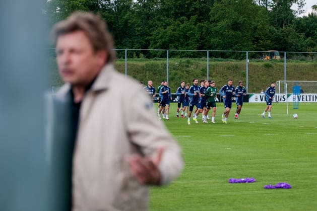 07.05.2026, Fussball, Training des FC Schalke 04. Direktor Profifussball Youri Mulder (FC Schalke 04) gibt ein Interview und im Hintergrund macht sich die Mannschaft warm. Gelsenkirchen Trainingsgelände FC Schalke 04 NRW Deutschland xRHR-FOTO YYx Copyright: RHR-FOTOx RHR-FOTO YY
