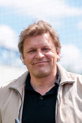 07.05.2026, Fussball, Training des FC Schalke 04. Direktor Profifussball Youri Mulder (FC Schalke 04) lacht. Gelsenkirchen Trainingsgelände FC Schalke 04 NRW Deutschland xRHR-FOTO YYx Copyright: RHR-FOTOx RHR-FOTO YY