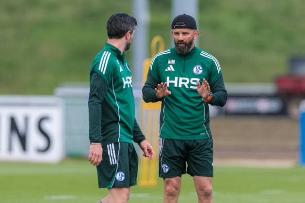 07.05.2026, Fussball, Training des FC Schalke 04. v. l. Co-Trainer Tim Hoogland (FC Schalke 04), Trainer Miron Muslic (FC Schalke 04). Gelsenkirchen Trainingsgelände FC Schalke 04 NRW Deutschland xRHR-FOTO YYx Copyright: RHR-FOTOx RHR-FOTO YY
