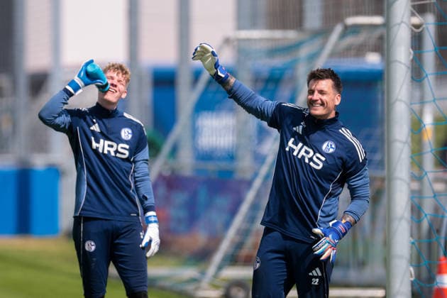 07.05.2026, Fussball, Training des FC Schalke 04. v. l. Torwart Johannes Siebeking (FC Schalke 04), Torwart Kevin Müller (FC Schalke 04). Gelsenkirchen Trainingsgelände FC Schalke 04 NRW Deutschland xRHR-FOTO YYx Copyright: RHR-FOTOx RHR-FOTO YY