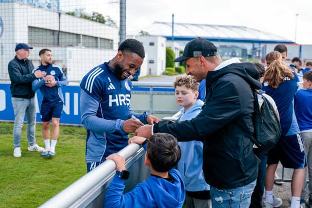 07.05.2026, Fussball, Training des FC Schalke 04. Moussa Sylla (FC Schalke 04) gibt Autogramme. Gelsenkirchen Trainingsgelände FC Schalke 04 NRW Deutschland xRHR-FOTO YYx Copyright: RHR-FOTOx RHR-FOTO YY