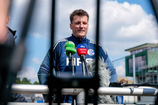 07.05.2026, Fussball, Training des FC Schalke 04. Medienrunde mit Torwart Kevin Müller (FC Schalke 04). Gelsenkirchen Trainingsgelände FC Schalke 04 NRW Deutschland xRHR-FOTO YYx Copyright: RHR-FOTOx RHR-FOTO YY