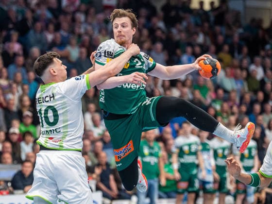 Erik Persson (Frisch Auf Goeppingen, 22) wird hoch in der Luft von Josip Simic (HSG Wetzlar, 10) bedraengt, Frisch Auf Goeppingen vs. HSG Wetzlar, Handball, 1. Bundesliga, Herren, Spielzeit 2025 2026, 07.05.2026, Frisch Auf Goeppingen vs. HSG Wetzlar, Handball, 1. Bundesliga, Herren, Spielzeit 2025 2026, 07.05.2026 Goeppingen Copyright: xEibner-Pressefoto MichaelxSchmidx EP_MST