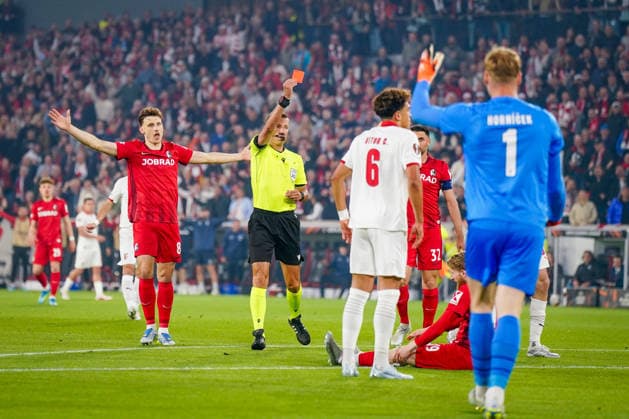 Deutschland: Fussball Europa League 2025 - 2026, Halbfinale - SC Freiburg vs Sporting Braga - Europa Park Stadion (Freiburg): Schiedsrichter Davide Massa (Italien) zeigt Mario Dorgeles (SC Braga, 20) die Rote Karte nach Foul an Jan-Niklas Beste (SC Freiburg, 19) Copyright: xJOERANxSTEINSIEKx