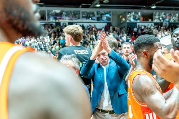 Chemnitz, Deutschland 07. Mai 2026: 1. BBL - 2025 2026 - Sp. 33 - Niners Chemnitz gegen Skyliners Frankfurt Im Bild: Head Coach Rodrigo Pastore (99) appladiert zu den Fans im Fanblock Copyright: xFotostandx xNachtigallx