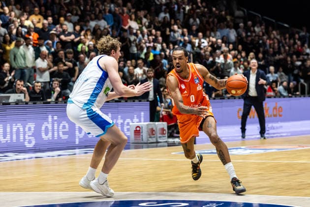 GER, easy-Credit Basketball-Bundesliga, Niners Chemnitz - Frankfurt Skyliners. 07.05.2026, Messe, Chemnitz, GER, easy-Credit Basketball-Bundesliga, Niners Chemnitz - Frankfurt Skyliners. Kevin Yebo (Niners Chemnitz, 0), Jacob Holt (Frankfurt Skyliners 10) Foto Alexander Trienitz Chemnitz Messe Sachsen Deutschland