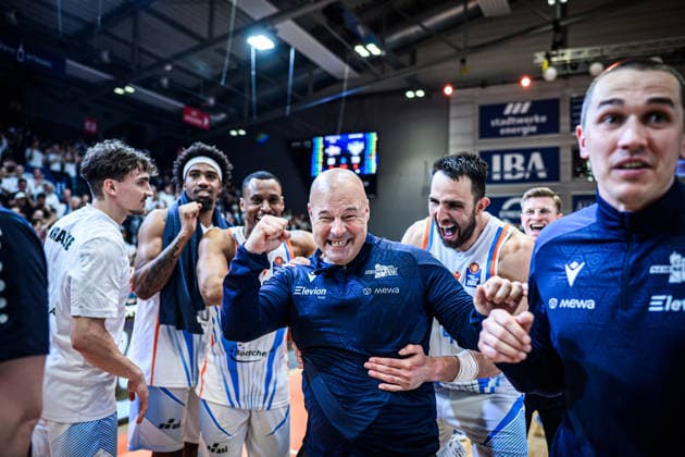 easycredit BBL Basketball Bundesliga 2025 2026 33. Spieltag 07.05.2026 Science City Jena vs MLP Academics Heidelberg Jubel ohne Ende. Jena feiert den Klassenerhalt. Mitte Trainer Mike Taylor Sparkassen Arena