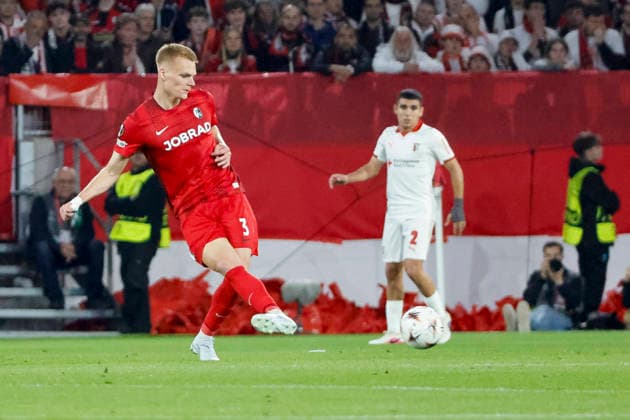 Philipp Lienhart (SC Freiburg, 03) mit einem Pass , Deutschland, Fussball, UEFA Europa League, Halbfinale, 2025 2026, SC Freiburg vs. Sporting Braga, 07.05.2026, Freiburg im Breisgau Europa-Park Stadion Deutschland Copyright: xGrantxHubbsx