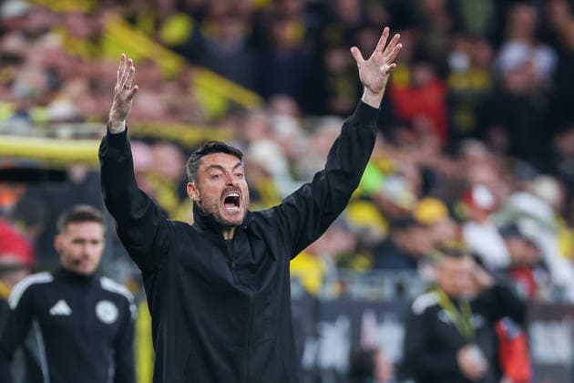 1. Bundesliga - Borussia Dortmund - Eintracht Frankfurt am 08.05.2026 im Signal Iduna Park in Dortmund Trainer Albert Riera (Frankfurt) schreit und gestikuliert