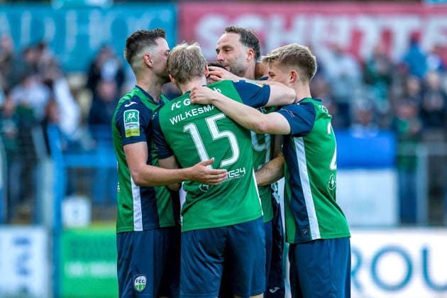 2026.05.08, xkwix, Fußball, Regionalliga West, FC Gütersloh - VfL Bochum II, Heidewaldstadion (Ohlendorf Stadion im Heidewald), 33.Spieltag, Saison 2025 2026: Torjubel der Mannschaft beim 3:0 durch Julius Langfeld (FC Gütersloh 10) beim 2:0 DFB regulations prohibit any use of photographs as image sequences and or quasi-video. Photo: xKamilxWilkowskixPressefotoKochx Nordrhein-Westfalen Deutschland