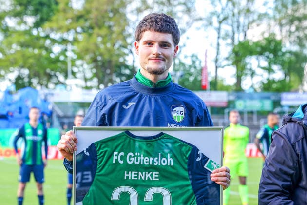 2026.05.08, xkwix, Fußball, Regionalliga West, FC Gütersloh - VfL Bochum II, Heidewaldstadion (Ohlendorf Stadion im Heidewald), 33.Spieltag, Saison 2025 2026: Justus Henke (FC Gütersloh 23) bei seiner verabschiedung mit seinem Trikot in der Hand DFB regulations prohibit any use of photographs as image sequences and or quasi-video. Photo: xKamilxWilkowskixPressefotoKochx Nordrhein-Westfalen Deutschland