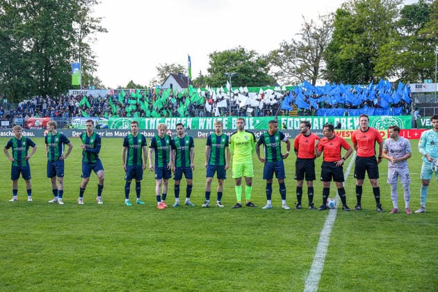 2026.05.08, xkwix, Fußball, Regionalliga West, FC Gütersloh - VfL Bochum II, Heidewaldstadion (Ohlendorf Stadion im Heidewald), 33.Spieltag, Saison 2025 2026: Die Mannschaft aus Gütersloh vor der Choreografie der Heimfans vor Anpfiff DFB regulations prohibit any use of photographs as image sequences and or quasi-video. Photo: xKamilxWilkowskixPressefotoKochx Nordrhein-Westfalen Deutschland