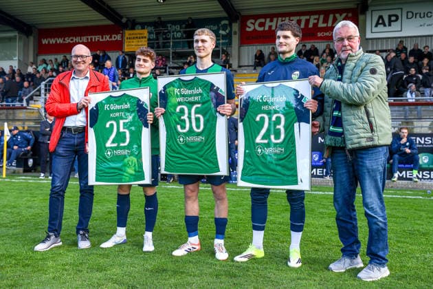 2026.05.08, xkwix, Fußball, Regionalliga West, FC Gütersloh - VfL Bochum II, Heidewaldstadion (Ohlendorf Stadion im Heidewald), 33.Spieltag, Saison 2025 2026: Abschied Erhung von Jakob Korte (FC Gütersloh 25) Leo Weichert (FC Gütersloh 36) Justus Henke (FC Gütersloh 23) DFB regulations prohibit any use of photographs as image sequences and or quasi-video. Photo: xKamilxWilkowskixPressefotoKochx Nordrhein-Westfalen Deutschland