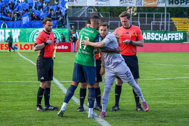2026.05.08, xkwix, Fußball, Regionalliga West, FC Gütersloh - VfL Bochum II, Heidewaldstadion (Ohlendorf Stadion im Heidewald), 33.Spieltag, Saison 2025 2026: David Winke (FC Gütersloh 17) und Nicolas Abdat (VfL Bochum II 15) umarmen sich nach Seitenwahl DFB regulations prohibit any use of photographs as image sequences and or quasi-video. Photo: xKamilxWilkowskixPressefotoKochx Nordrhein-Westfalen Deutschland
