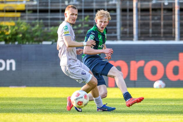 2026.05.08, xkwix, Fußball, Regionalliga West, FC Gütersloh - VfL Bochum II, Heidewaldstadion (Ohlendorf Stadion im Heidewald), 33.Spieltag, Saison 2025 2026: Luca Leon Bernsdorf (VfL Bochum II 2) im Zweikampf gegen Niklas Frese (FC Gütersloh 35) DFB regulations prohibit any use of photographs as image sequences and or quasi-video. Photo: xKamilxWilkowskixPressefotoKochx Nordrhein-Westfalen Deutschland