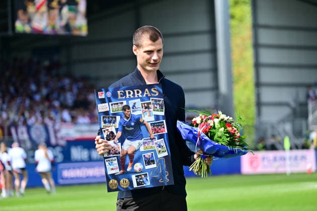 09.05.2026, Fußball, Herren, 2.BL (Bundesliga), Saison 2025 2026, Holstein Kiel - 1. FC Magdeburg, 33. Spieltag Patrick Erras wird von Holstein Kiel verabschiedet Kiel, Holstein-Stadion Holstein-Stadion Schleswig-Holstein Deutschland