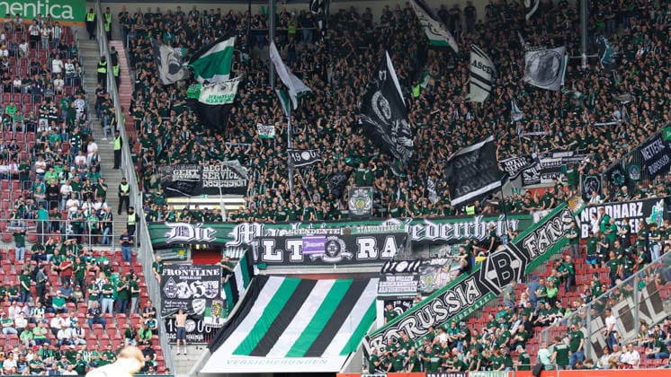 Fans von Team (Borussia Mönchengladbach) beim Spiel zwischen FC Augsburg v Borussia Mönchengladbach, Fußball, Herren, Bundesliga, 2025 2026, 33.Spieltag am 09.05.2026 in Augsburg, WWK ARENA. DFL and DFB regulations prohibit any use of photographs as image sequences and or quasi-video. Bayern Deutschland