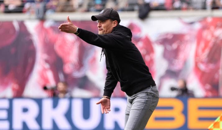 Trainer Alexander Blessin gibt Anweisungen Aktion Oberkörper Fußball Fussball DFL Bundesliga Herren 33. Spieltag Saison 2025 2026 09.05.2026 Rasen Ballsport RB Leipzig RBL vs. FC St.Pauli Hamburg in der RedBull Arena DFL regulations prohibit any use of photographs as image sequences and or quasi-video.
