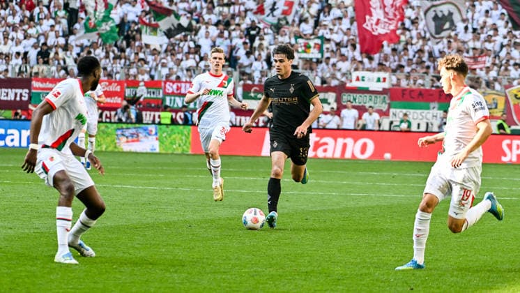 GER, 1. FBL, FC Augsburg vs Borussia Mönchengladbach 09.05.2026, WWK-Arena, Augsburg, GER, 1. FBL, FC Augsburg vs Borussia Mönchengladbach, im Bild viel Platz fuer Giovanni Reyna (Moenchengladbach, 13)