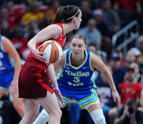INDIANAPOLIS, IN - MAY 09: Indiana Fever guard Caitlin Clark (22) is guarded by Dallas Wings guard Paige Bueckers (5) on May 9, 2026, at Gainbridge Fieldhouse in Indianapolis, Indiana.(Photo by Brian Spurlock Icon Sportswire) WNBA, Basketball Damen, USA MAY 09 Dallas Wings at Indiana Fever EDITORIAL USE ONLY Icon2605091