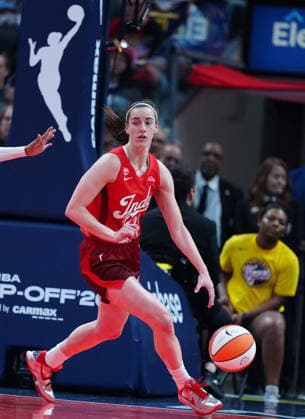 INDIANAPOLIS, IN - MAY 09: Indiana Fever guard Caitlin Clark (22) looks to pass against the Dallas Wings on May 9, 2026, at Gainbridge Fieldhouse in Indianapolis, Indiana.(Photo by Brian Spurlock Icon Sportswire) WNBA, Basketball Damen, USA MAY 09 Dallas Wings at Indiana Fever EDITORIAL USE ONLY Icon26050910