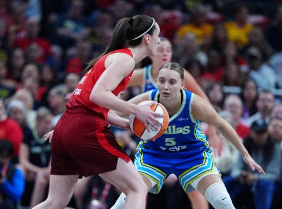 INDIANAPOLIS, IN - MAY 09: Indiana Fever guard Caitlin Clark (22) is guarded by Dallas Wings guard Paige Bueckers (5) on May 9, 2026, at Gainbridge Fieldhouse in Indianapolis, Indiana.(Photo by Brian Spurlock Icon Sportswire) WNBA, Basketball Damen, USA MAY 09 Dallas Wings at Indiana Fever EDITORIAL USE ONLY Icon2605092