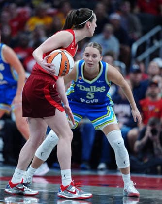 INDIANAPOLIS, IN - MAY 09: Indiana Fever guard Caitlin Clark (22) is guarded by Dallas Wings guard Paige Bueckers (5) on May 9, 2026, at Gainbridge Fieldhouse in Indianapolis, Indiana.(Photo by Brian Spurlock Icon Sportswire) WNBA, Basketball Damen, USA MAY 09 Dallas Wings at Indiana Fever EDITORIAL USE ONLY Icon2605093