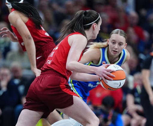 INDIANAPOLIS, IN - MAY 09: Indiana Fever guard Caitlin Clark (22) is guarded by Dallas Wings guard Paige Bueckers (5) on May 9, 2026, at Gainbridge Fieldhouse in Indianapolis, Indiana.(Photo by Brian Spurlock Icon Sportswire) WNBA, Basketball Damen, USA MAY 09 Dallas Wings at Indiana Fever EDITORIAL USE ONLY Icon2605094