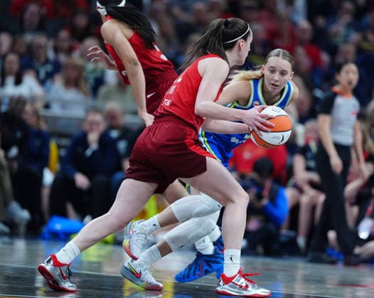 INDIANAPOLIS, IN - MAY 09: Indiana Fever guard Caitlin Clark (22) is guarded by Dallas Wings guard Paige Bueckers (5) on May 9, 2026, at Gainbridge Fieldhouse in Indianapolis, Indiana.(Photo by Brian Spurlock Icon Sportswire) WNBA, Basketball Damen, USA MAY 09 Dallas Wings at Indiana Fever EDITORIAL USE ONLY Icon2605095