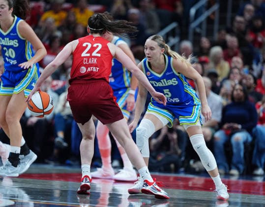 INDIANAPOLIS, IN - MAY 09: Indiana Fever guard Caitlin Clark (22) is guarded by Dallas Wings guard Paige Bueckers (5) on May 9, 2026, at Gainbridge Fieldhouse in Indianapolis, Indiana.(Photo by Brian Spurlock Icon Sportswire) WNBA, Basketball Damen, USA MAY 09 Dallas Wings at Indiana Fever EDITORIAL USE ONLY Icon2605096
