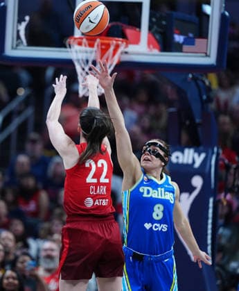 INDIANAPOLIS, IN - MAY 09: Indiana Fever guard Caitlin Clark (22) takes a shot against Dallas Wings forward Alanna Smith (8) on May 9, 2026, at Gainbridge Fieldhouse in Indianapolis, Indiana.(Photo by Brian Spurlock Icon Sportswire) WNBA, Basketball Damen, USA MAY 09 Dallas Wings at Indiana Fever EDITORIAL USE ONLY Icon2605097