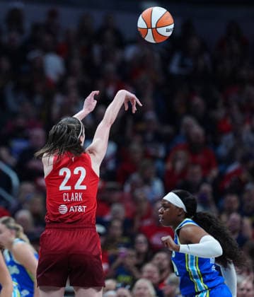 INDIANAPOLIS, IN - MAY 09: Indiana Fever guard Caitlin Clark (22) takes a shot against the Dallas Wings on May 9, 2026, at Gainbridge Fieldhouse in Indianapolis, Indiana.(Photo by Brian Spurlock Icon Sportswire) WNBA, Basketball Damen, USA MAY 09 Dallas Wings at Indiana Fever EDITORIAL USE ONLY Icon2605098